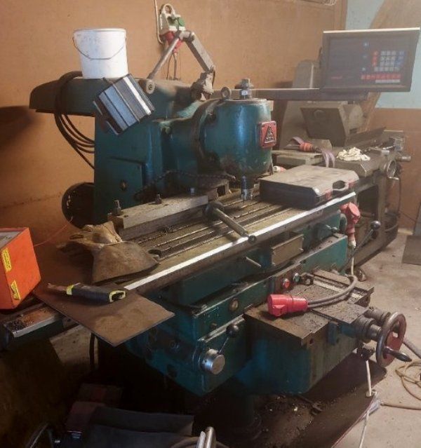 Milling machine: Universal. Variable