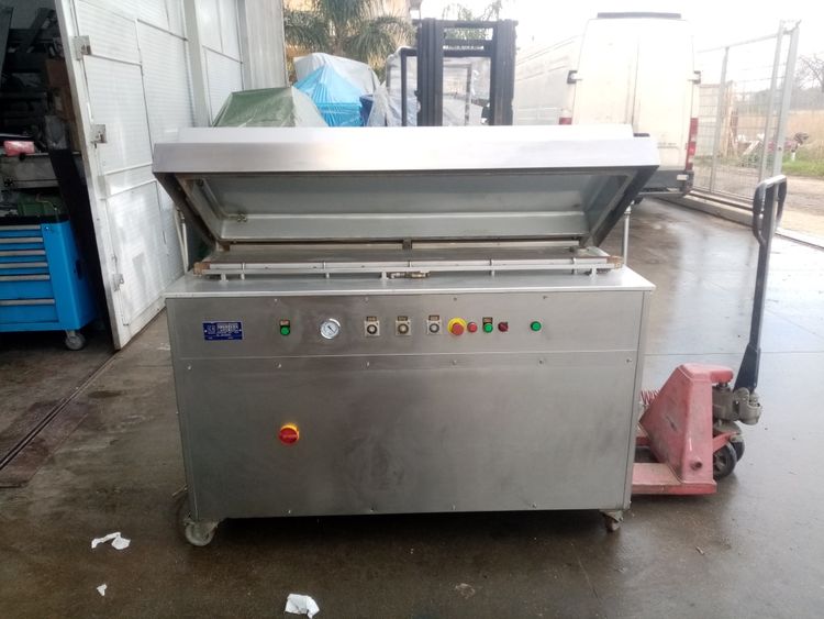 Vacuum packaging machine