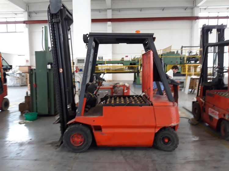 3  electrical forklift in good condition 3 tons ( 2 units) - 5tons ( 1 unit )