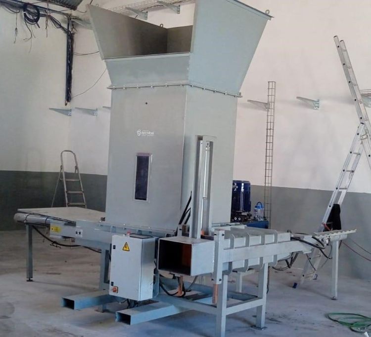 Tecnibal horizontal press for compacting rags or other textile materials.
