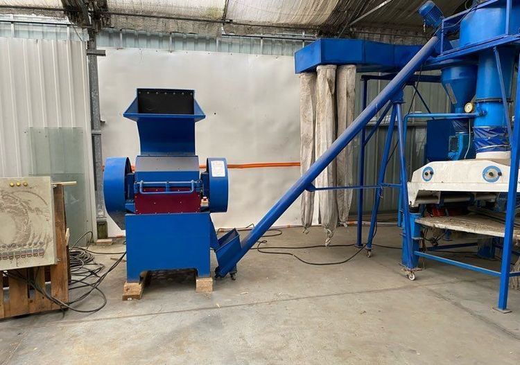 Cable Shredder/Granulator Production of approximately 5 to 6 tons per day.