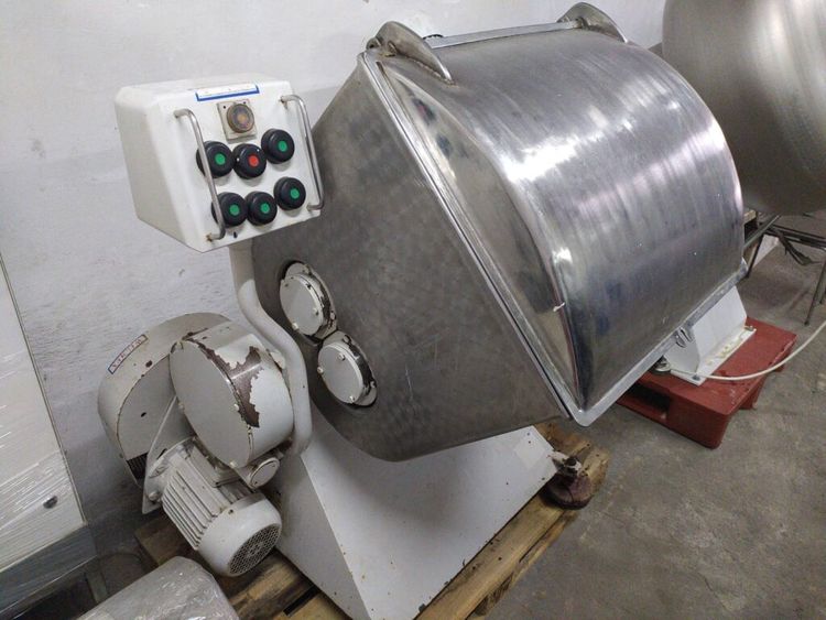 Mixer for thick masses