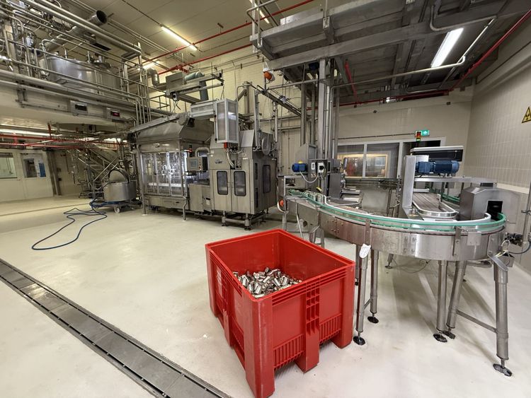 Complete can filling and closing line