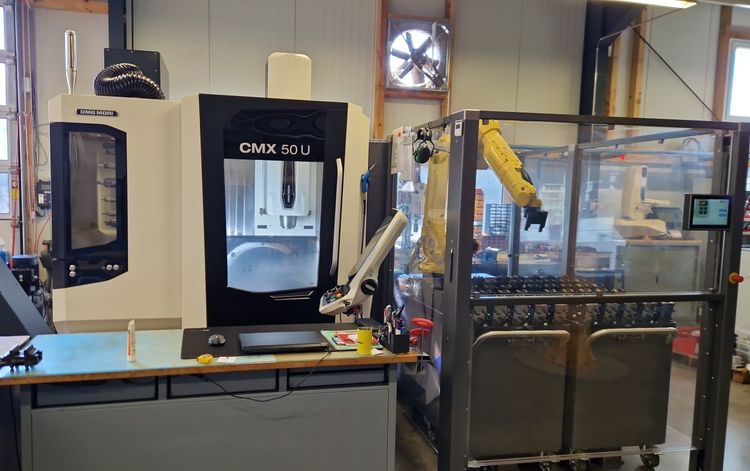 DMG DMG MORI SLIMline Multi-Touch Control Siemens 840D sl (19") 12,000 rpm CMX 50U with Lang Automation Robotrex 52 3 Axis