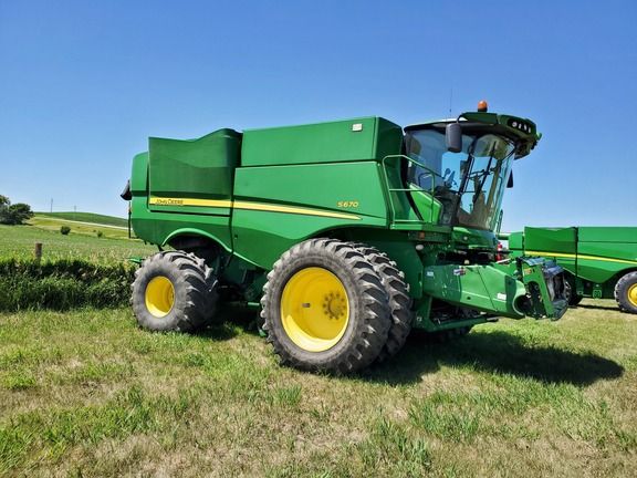 John Deere S670 Combine