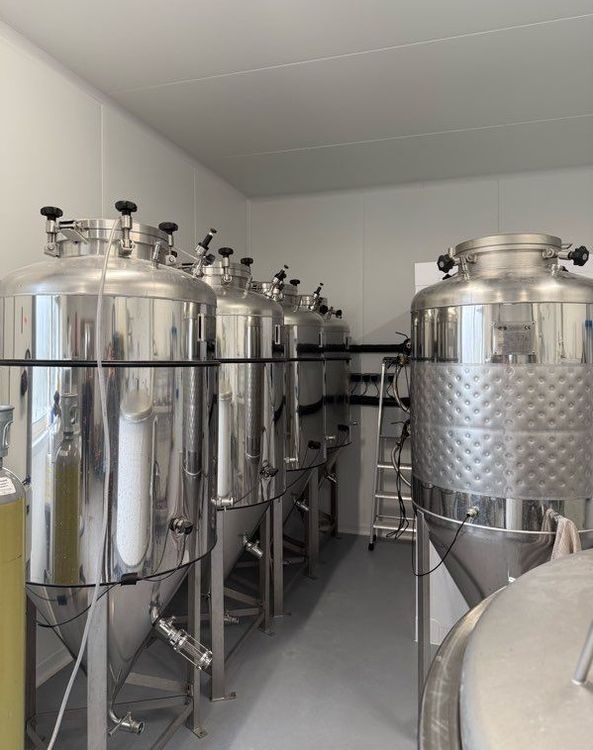 5HL brewing room + iso fermenters