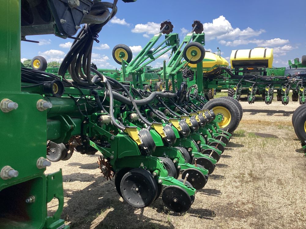 John Deere 1775NT Planters: Drawn