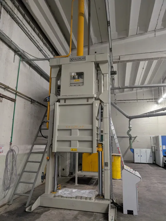 AST – 171 KAVULAR vertical bale press