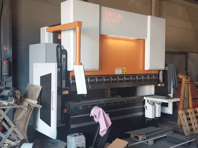 VARTEK  BasicForm 2600 / 135 CNC 135 t KN