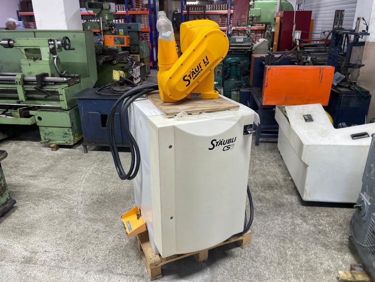 Staubli CS8 Robot
