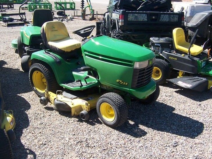 John Deere GT235