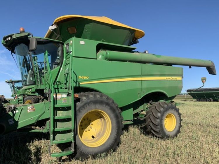 John Deere S680 Combine