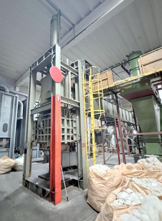 LVD vertical bale press for bales