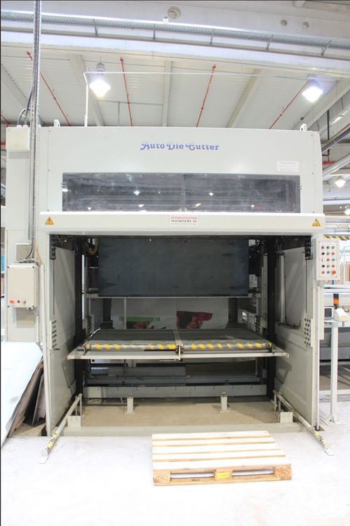 automatic die cutter - Flatbed punching machine  Wook IL Max. punching force 600 t