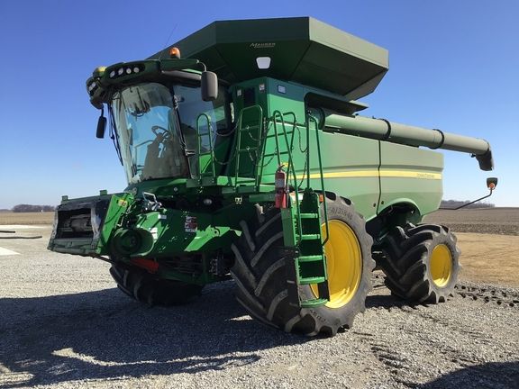 John Deere S680 Combine