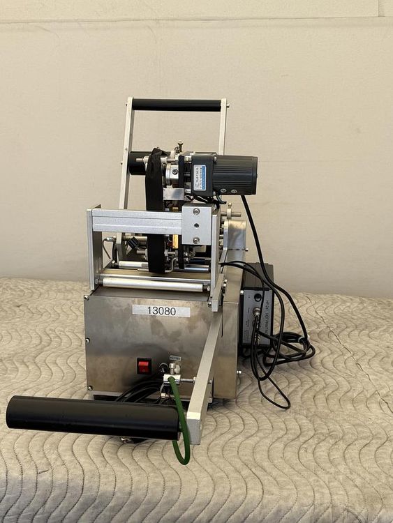 Semi-Automatic Round Bottle Labeling Machine