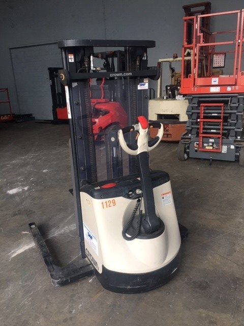 Crown Electric Straddle Stacker 1000kg lift cap