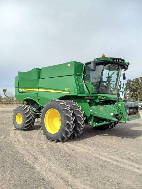 John Deere S780 Combine