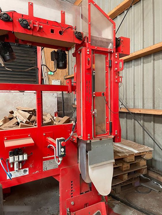 Wood bagging machine