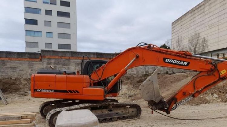 Doosan DX 225 NLC Tracked Excavator