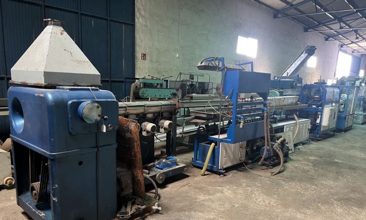 Extrusion line for the manufacture stakes